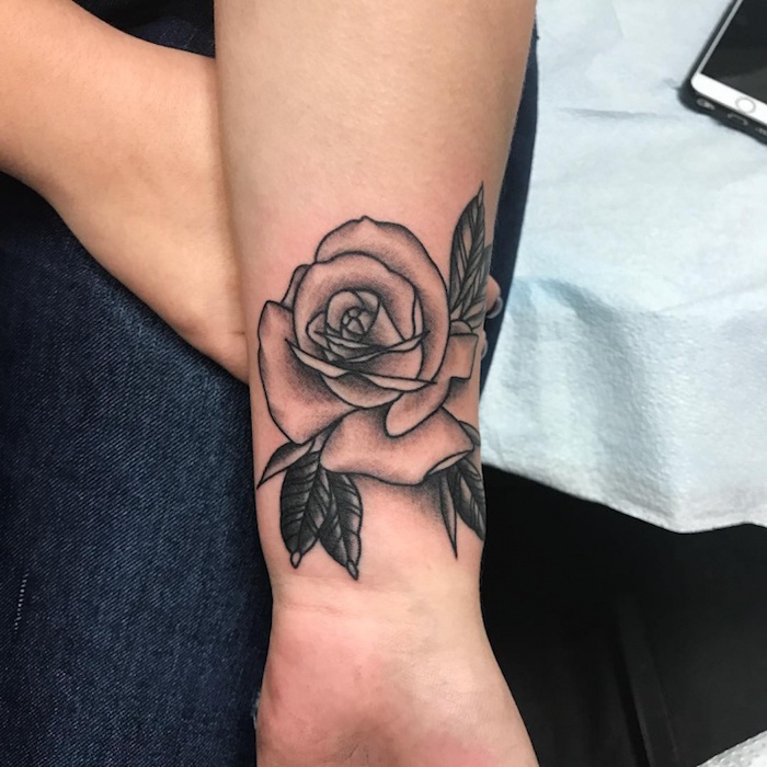 tatouage poignet rose noir et blanc avant bras tattoo fleur noire