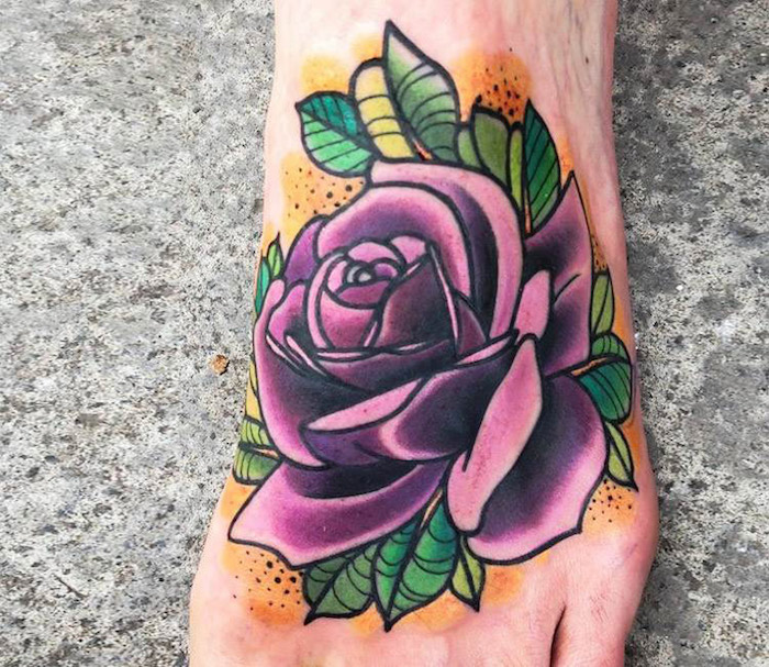 tatouage pied rose violette style vintage tattoo fleurs pieds