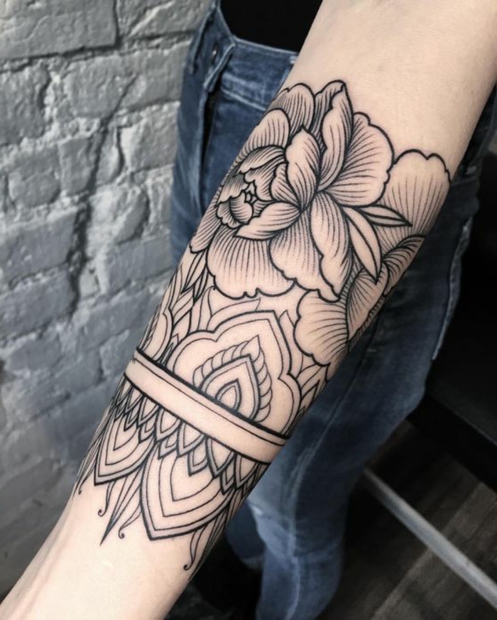 tattoo signification, fleur symbolique en Chine et au Japon, joli dessin en noir
