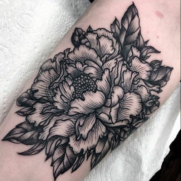 tattoo signification, tatouages motifs floraux, pivoine en noire design splendide