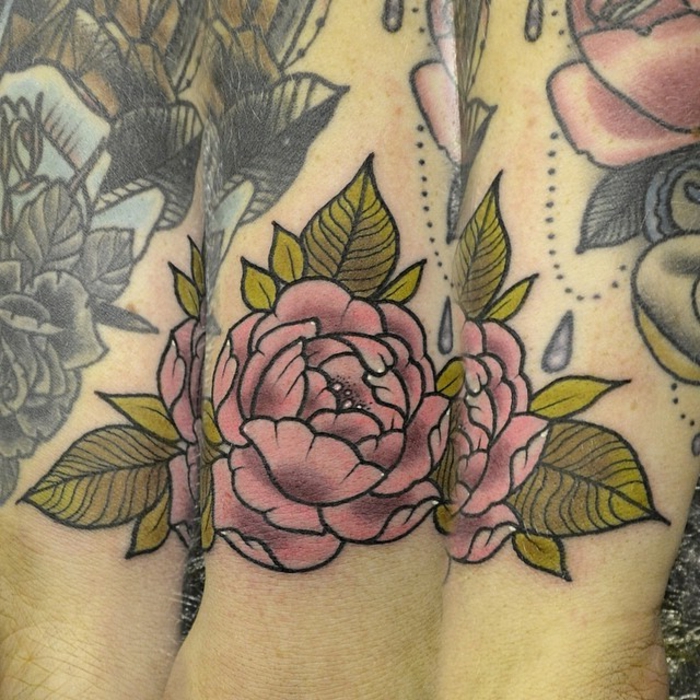 tattoo signification, modèle tatouage fleur, pivoine desgin en rose et vert tatouée sur la peau