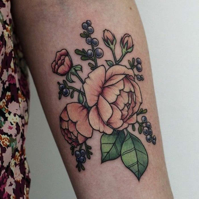 tattoo signification, design de pivoine rose pâle sur l'avant bras, modèle tatouage floral 