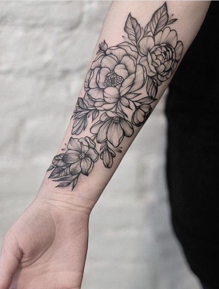 tattoo signification, tatouage avant-bras pivoines en couleur noire, tatouage sur grands endroits de la peau
