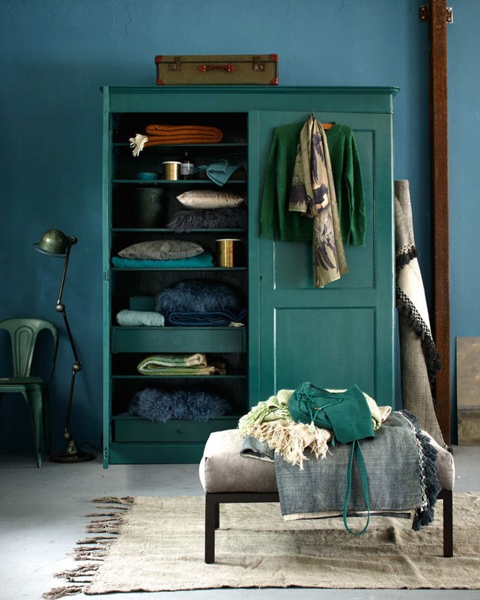mélange du bleu paon et du vert dans l'intérieur pour un rendu chic, armoire vintage vert canard associé aux pièces industrielles 