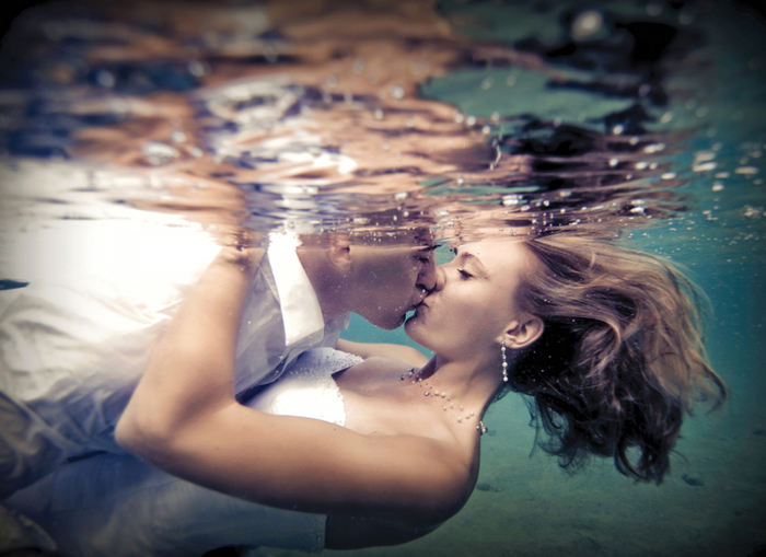 une photo de couple sous l'eau pour explorer le côté aventurier en vous, tendance trash the dress 
