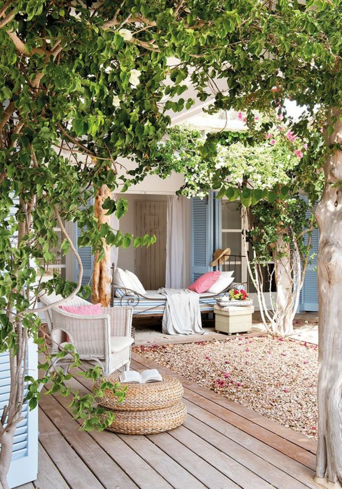 terrasse fermee petit coin avec revetement du sol en bois clair et des volets maison bleu pastel