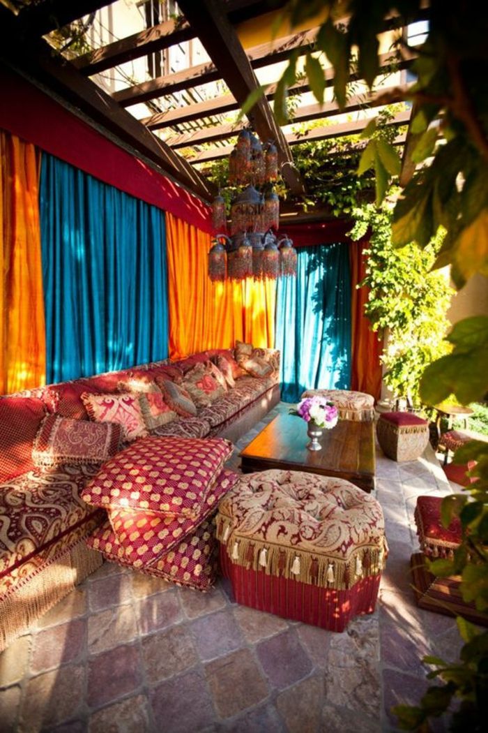 terrasses couvertes avec des poufs marocains style et ambiance orientales