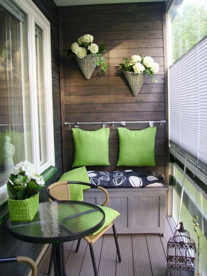 terrasse couverte aux revetements en bois couleur taupe avec des pots tressés triangulaires