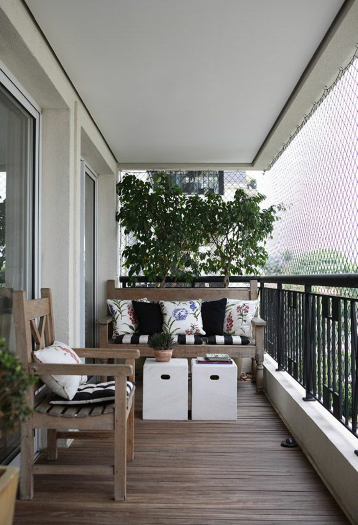 modele de terrasse couverte avec des meubles en bois couleur taupe