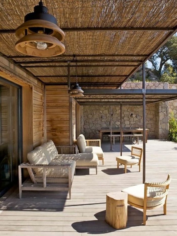 terrasse couverte avec des meubles de jardin en bois clair