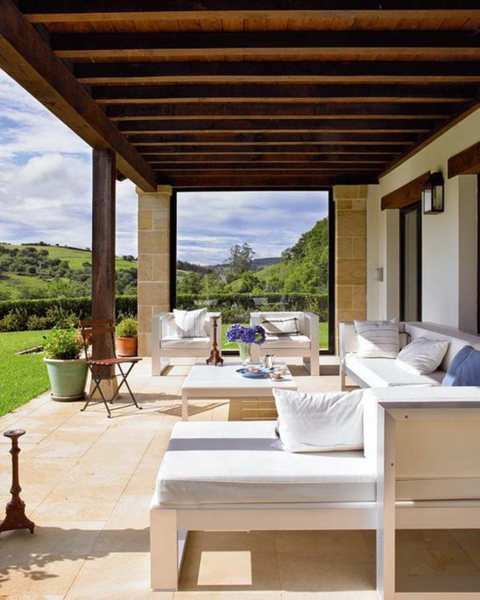 terrasse couverte avec des meubles de jardin et pergola en bois marron