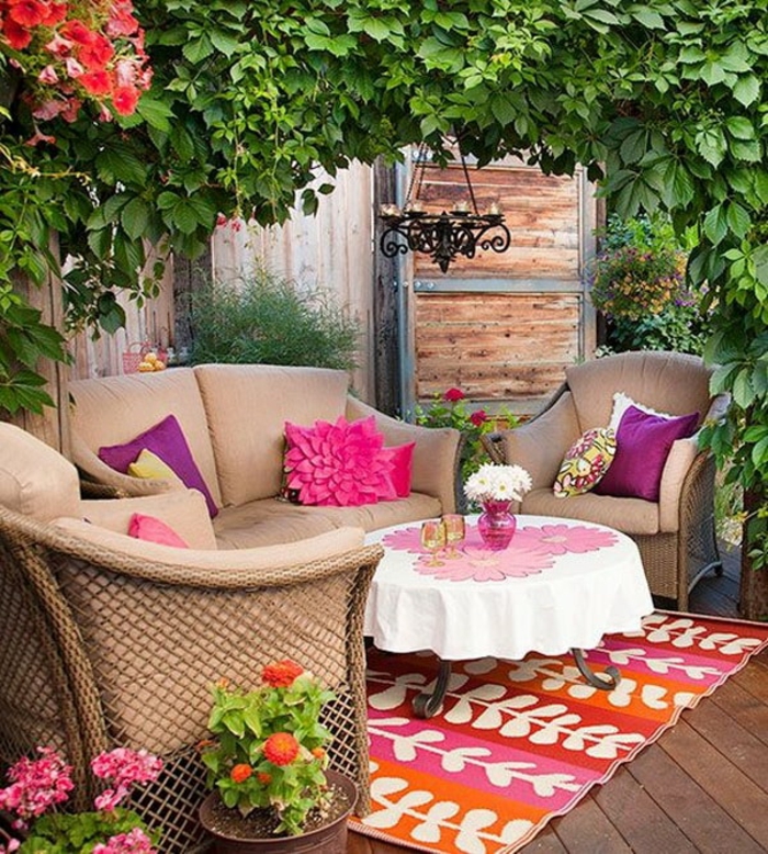 terrasse couverte bois avec des meubles classiques en couleur beige couverture de plantes vertes