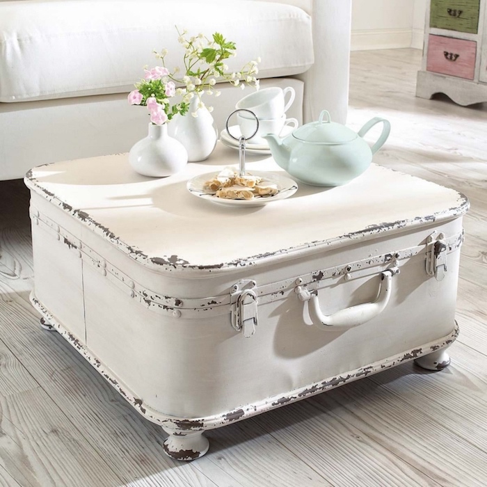 décoration shabby chic vintage, une table basse fabriquée à partir une malle blanchie et patinée, canapé blanc, parquet clair, fleurs douces