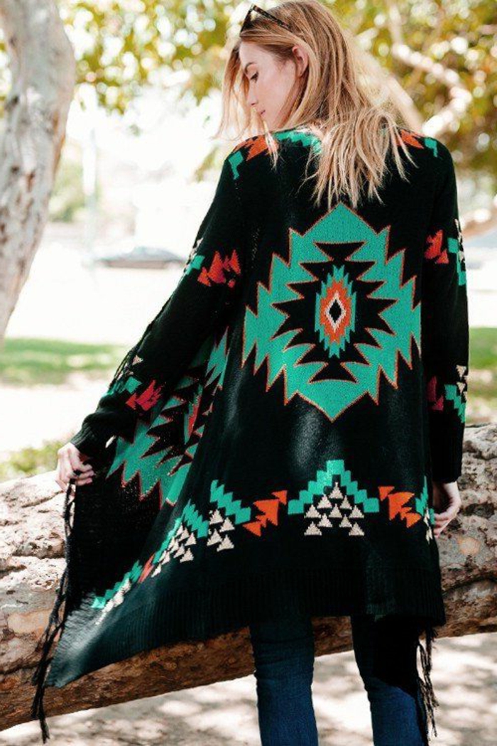 vetement ethnique, manteau navajo noir avec motis navajo traditionnels, modèle de manteau ethnique chic