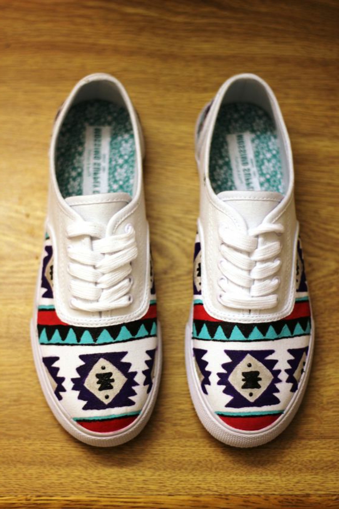 vetements ethniques, sneakers blancs motifs aztèques, chaussures de sport