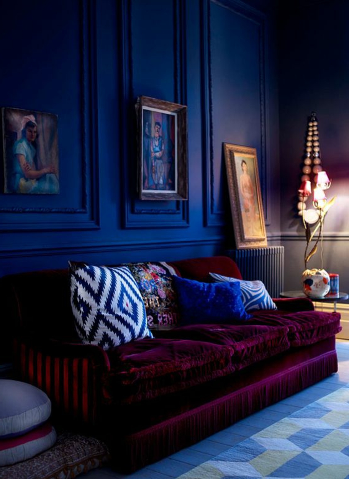 sofa violet aubergine, décoration murale portraits, coussins décoratifs, 