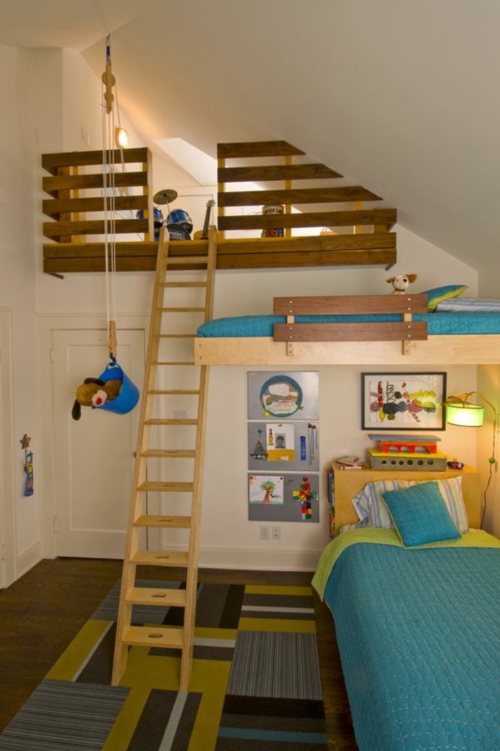 chambre garcon deux niveaux en bleu turquoise et vert reseda avec des lits en bois clair 