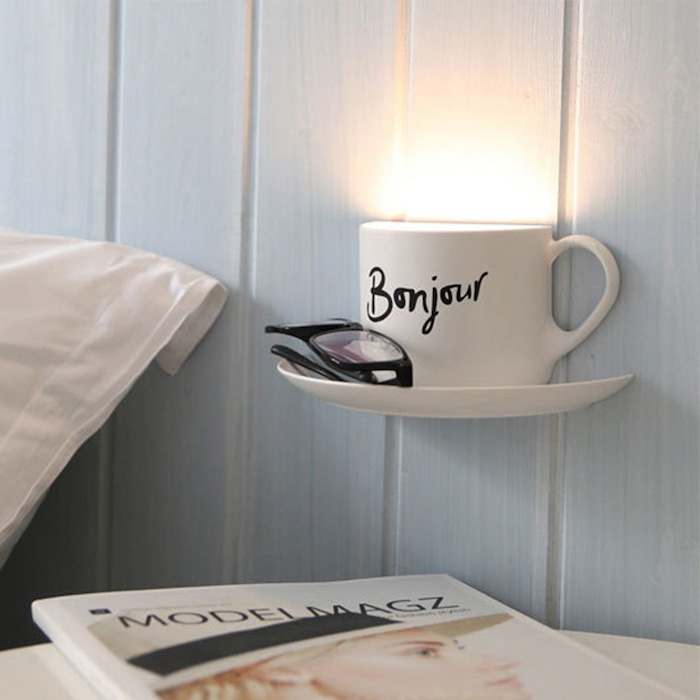 activité créative, table de chevet en bois blanc, lampe en forme de tasse de café avec mot bonjour