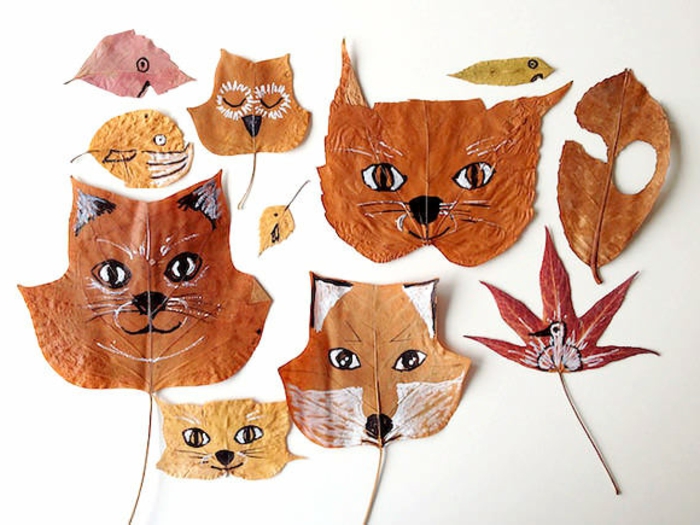 bricolage enfant automne facile avec des feuilles d arbre mortes animaux et traits de visage dessinés au feutre blanc et noir