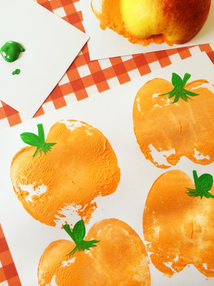 bricolage enfant automne avec dessin citrouilles en empreintes de pommes couleur orange, activité manuelle automne maternelle