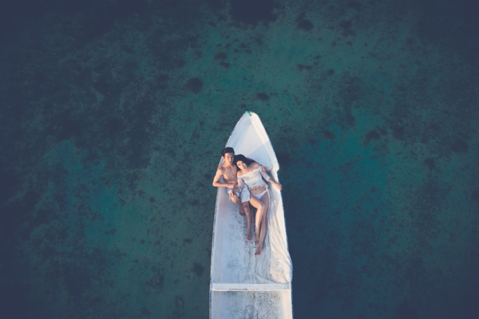 Excellente photo de couple amoureux photo cute couple plage sur l'eau bâteau cool photo de drone 