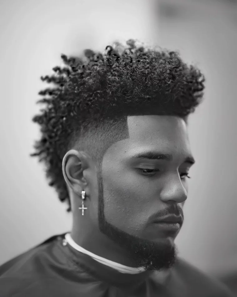 afro coupe homme mohawk moderne cotes rases barbe piercing