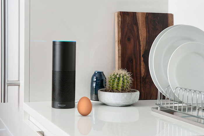 amazon echo, appareil électronique interactif qui aide dans le quotidien et reconnaît la voix humaine