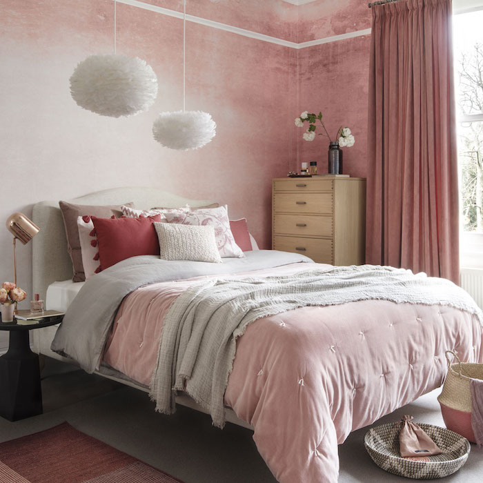chambre cocooning féminine, mur peinture blanc et rose, linge de lit rose, gris et rouge, suspensions blanches intéressantes, tapis gris, meuble en bois
