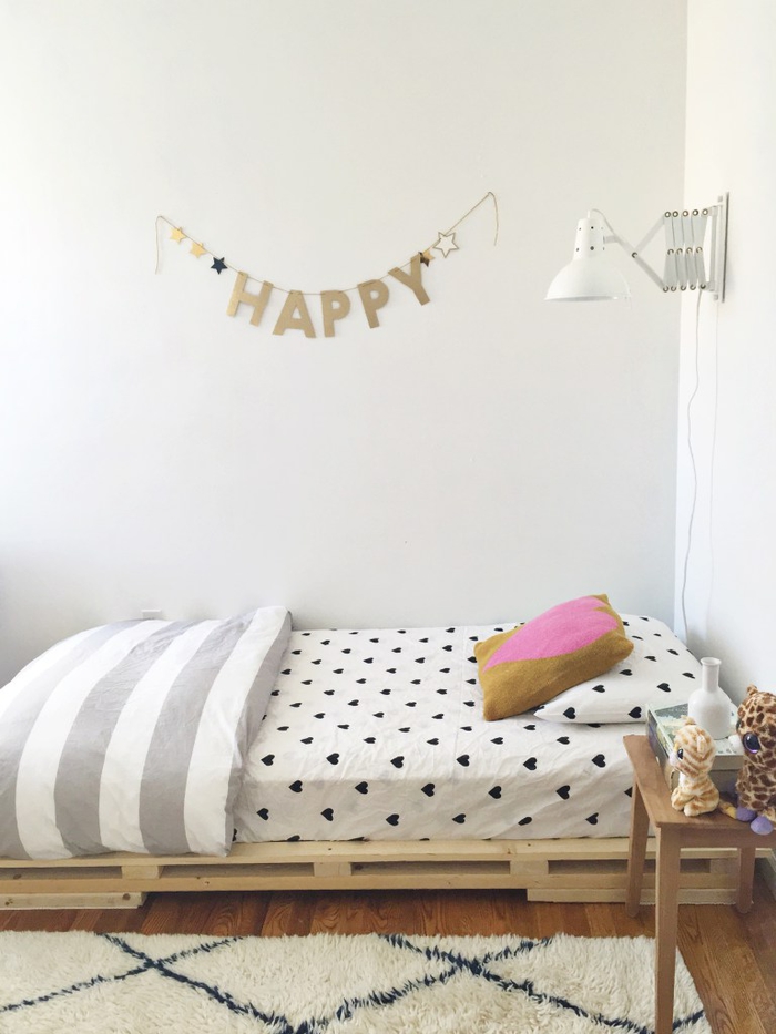une chambre d'ado fille d'inspiration scandinave avec un lit palette europe à ras du sol