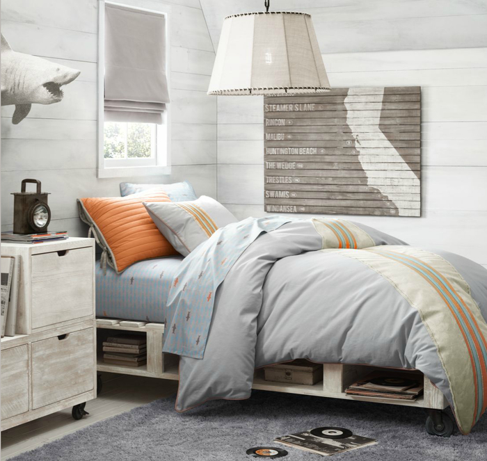 une ambiance naturelle et relaxante dans une chambre d'ado tout en bois clair équipée d'un lit en palette mobile sur roulettes