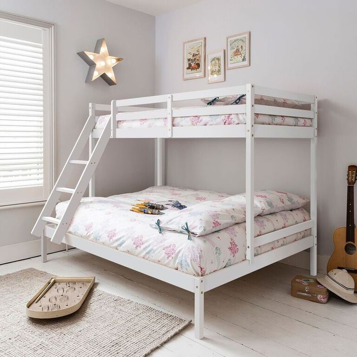 une chambre d'enfant au design épuré avec un lit mezzanine en bois récupéré, dee avec palette récupéré pour la chambre bébé moderne