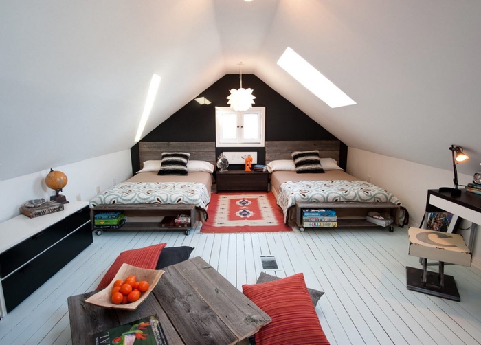 aménagement d'une chambre sous combles avec deux lits en palette d'ambiance moderne en noir et blanc, meubles palettes pour l'extérieur d'un design moderne 