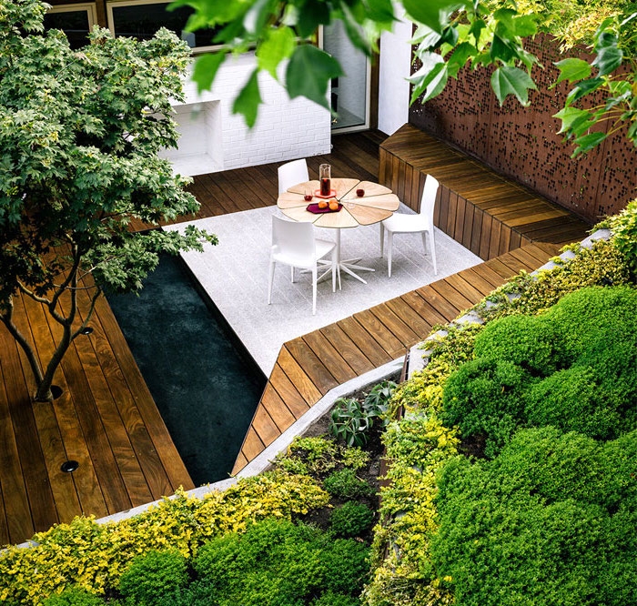 amenagement terrasse zen, revêtement bois composite, petit bassin d eau, coin repas, détente table en bois, chaises blanches, arbre, terrasses d arbustes