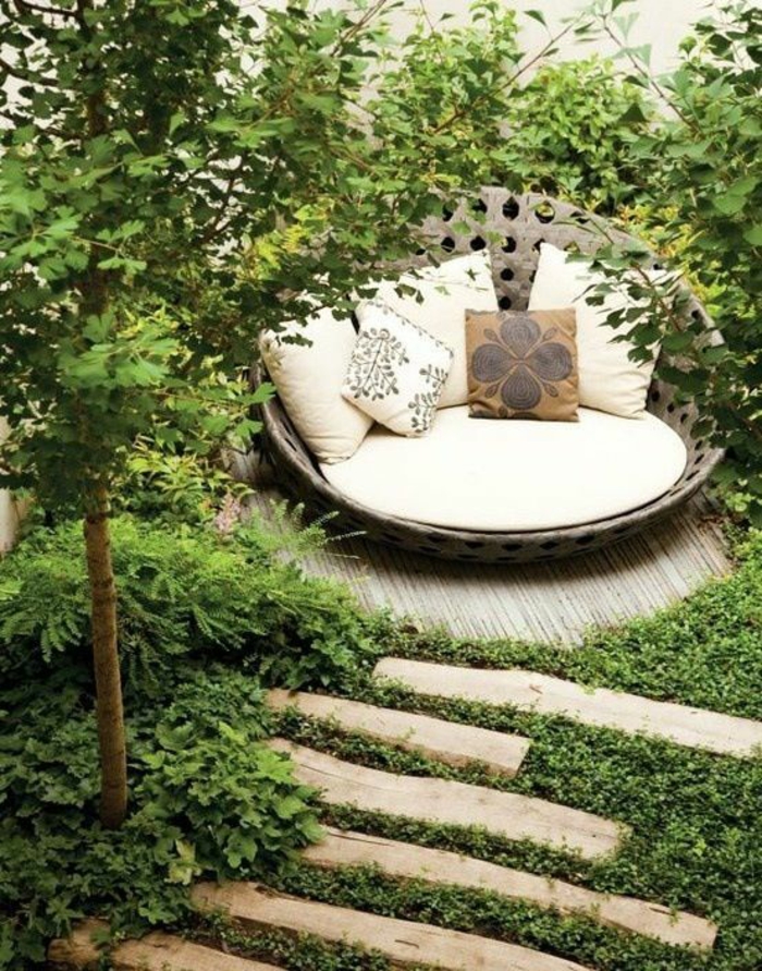 exemple d aménagement de jardin avec grand lit en rotin tout rond