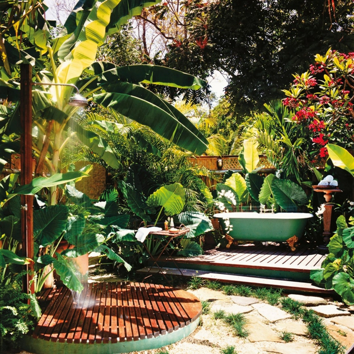 amenagement jardin grandes plantes vertes et baignoire peinte en vert pour les baignades en plein air