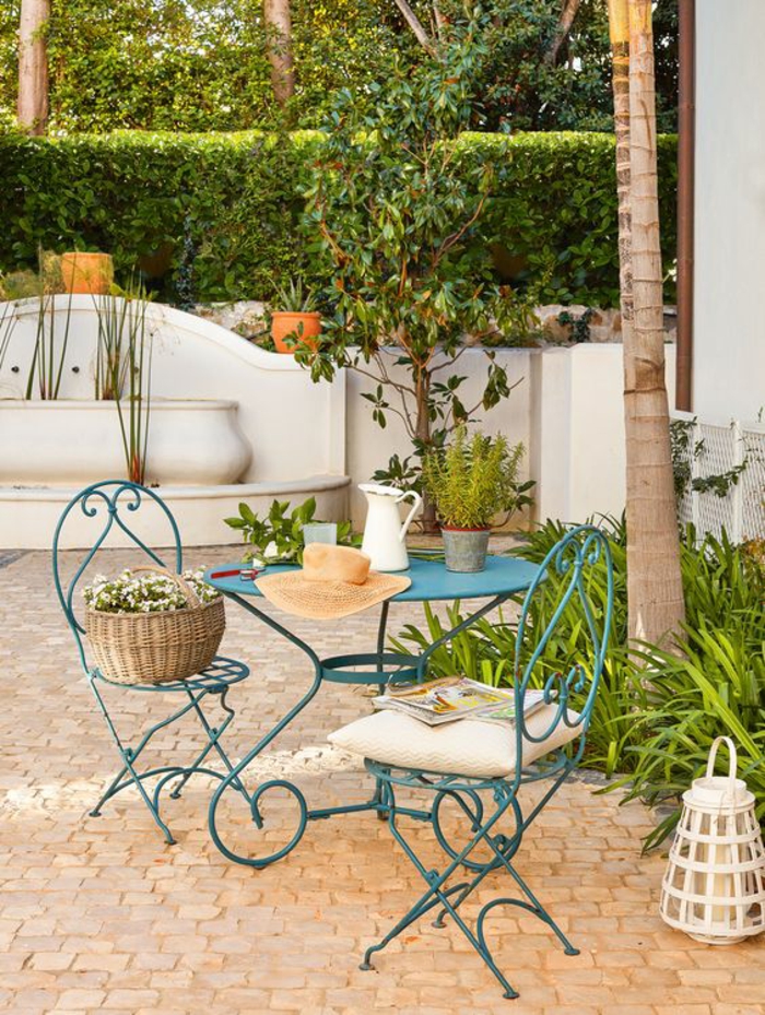 exemple d aménagement de jardin avec des meubles en métal coloré en turquoise jardin de style mediterranéen