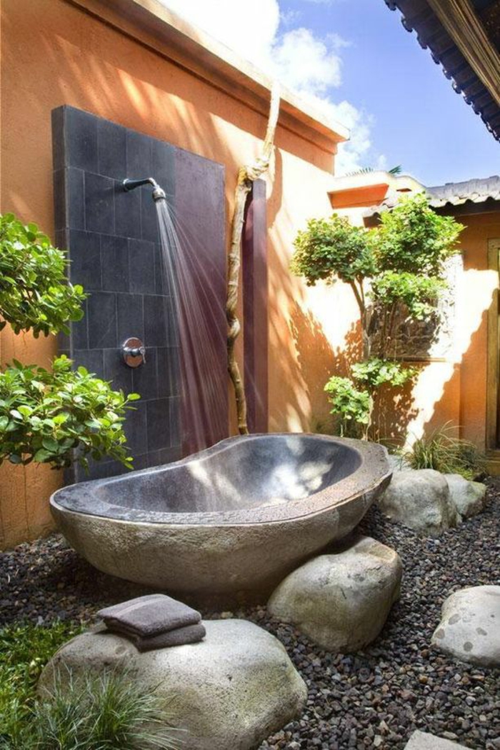 comment aménager son jardin avec une baignoire en pierre et une douche