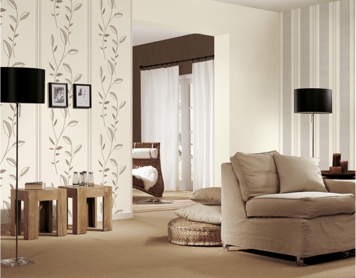 deco salon moderne dans des tonalités neutres, salon blanc, gris et beige, tapis, poufs beiges, fauteuil couleur grise, table basses bois et mur blanc et gris