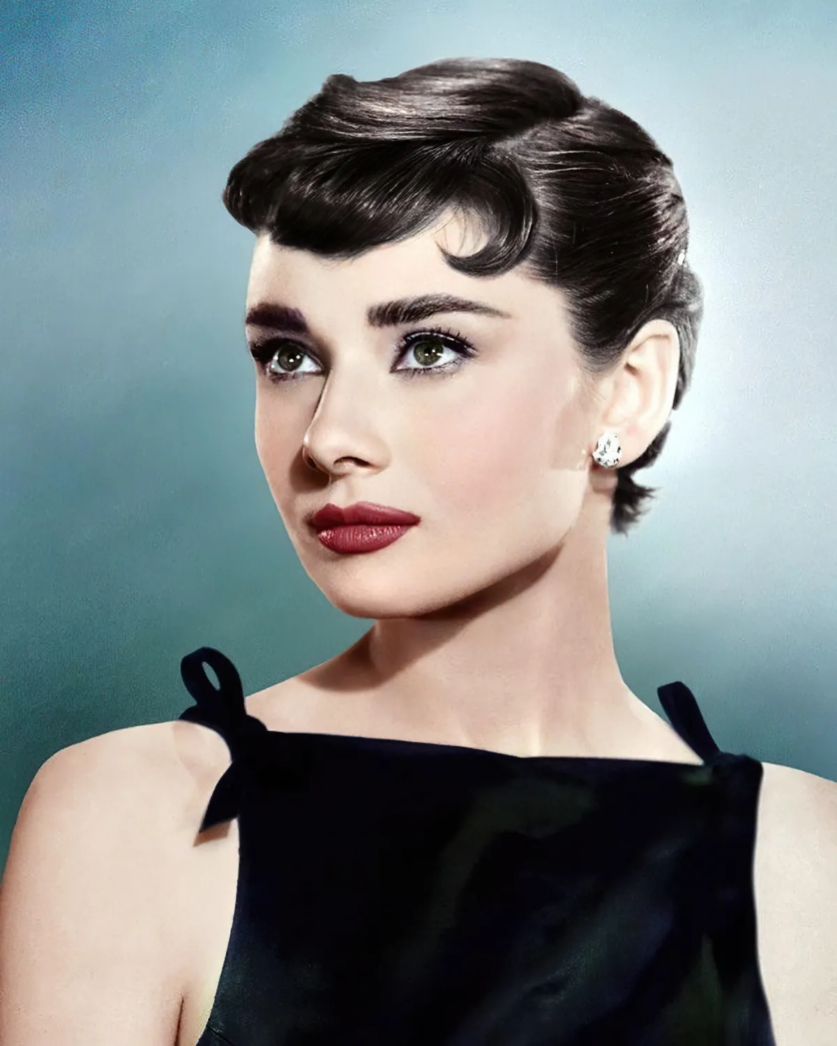 audrey hepburn en top noir rouge a levres bordeaux