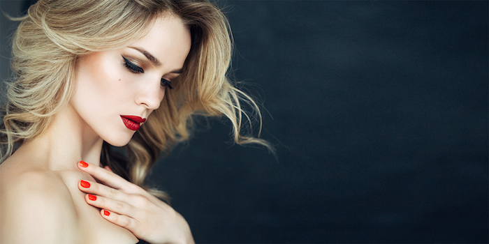 balayage-blond-sur-brune-manucure-rouge-maquillage-yeux-eye-liner-noir-fard-a-paupieres-marron-doré couleur cheveux blond miel, coiffure femme avec ondulations, coloration racines brunes avec pointes blondes