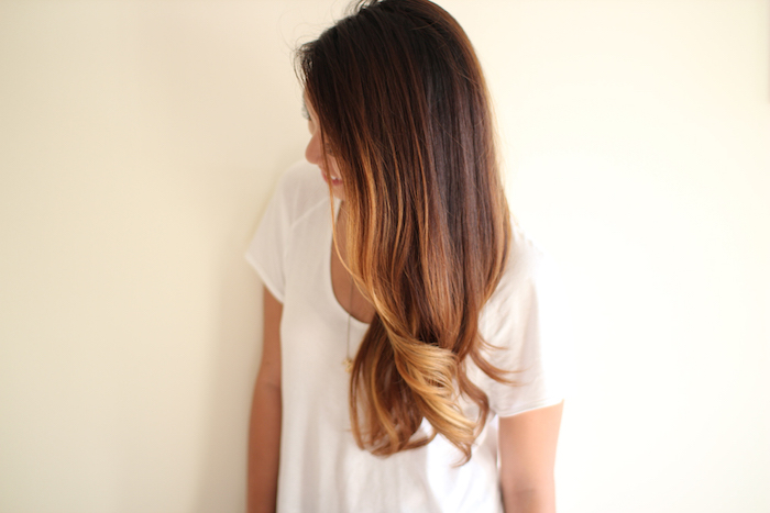 ombre hair, femme aux cheveux longs, coiffure avec racines brunes et pointes blondes bouclés