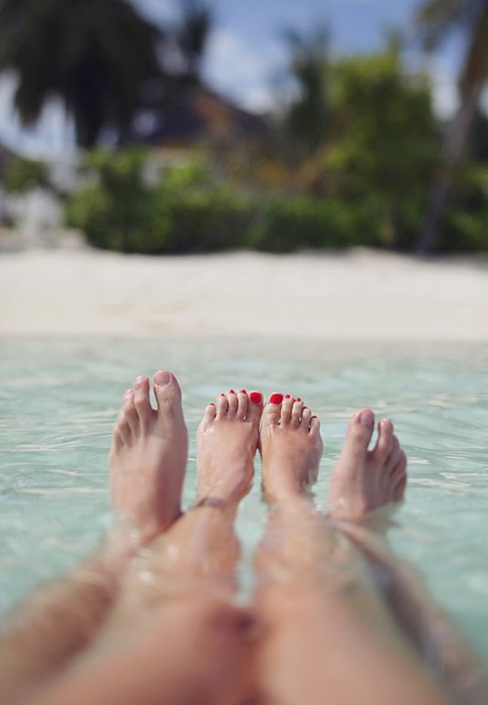 Magnifique photo de couple de dos image amour fou photo pieds dans l eau