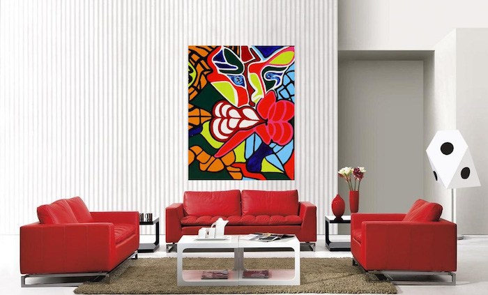 canapé rouge et fauteuil dans la même couleur, tapis gris, table basse blanche, sol blanc et mur à rayures gris et blanc, deco murale peinture abstraite