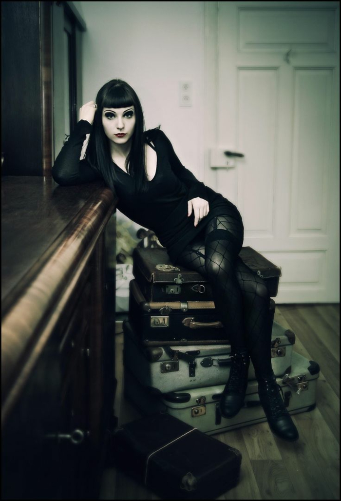 Belle femme morticia addams maquillage halloween spécial gothique culture noir est la couleur principale