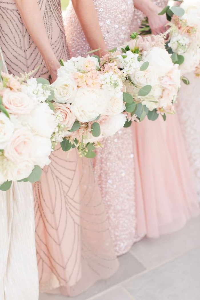 les bouquets identiques sont une jolie manière d'harmoniser les looks des filles d'honneur vêtues en robes dépareillées