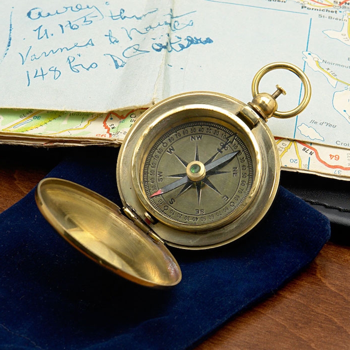 un boussole vintage doré, idée cadeau grand père original à chercher chez les brocantes