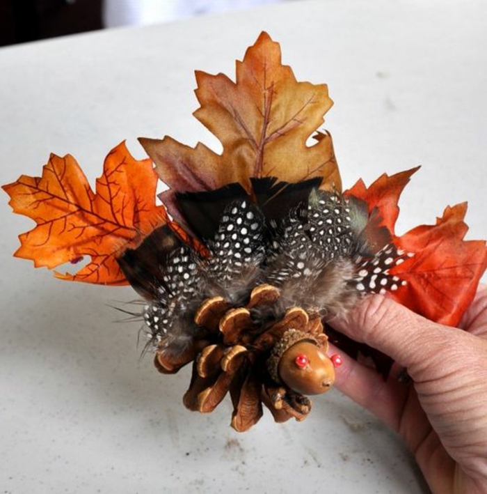 bricolage de noel, création de jouets de noel à esprit nature, plumes et feuilles
