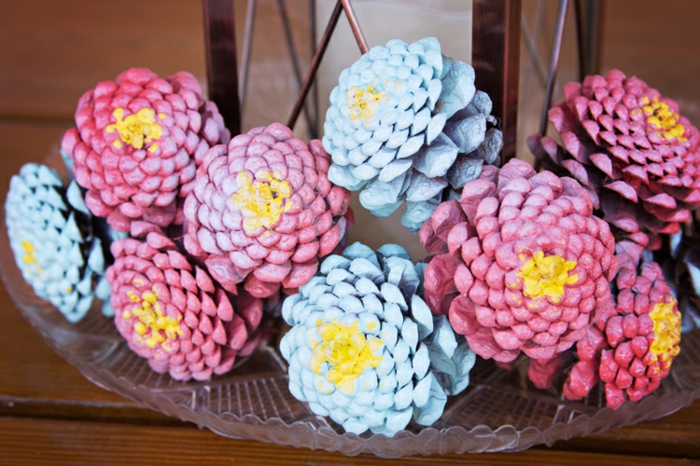 bricolage de noel, centre de table en cones de pins roses et bleues, créer des décorations originales