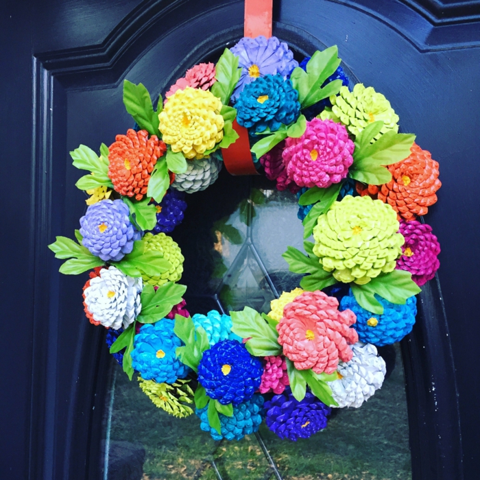 bricolage de noel facile, une couronne de cônes colorés accrochée à la porte d'entrée