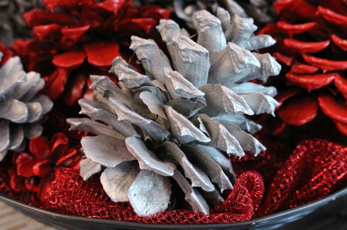 bricolage de noel facile, décoration créative avec des cones de pin rouges et blancs